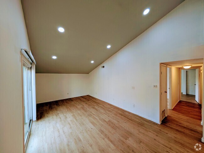 Building Photo - 1085 Merrimar Cir N