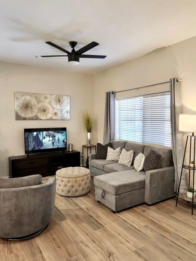 ¡Bienvenido al condominio más genial de la ciudad! El espacio es ideal para jóvenes profesionales y estudiantes universitarios. - 2028 E River Rd