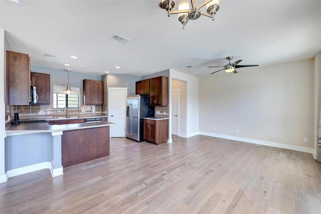 Building Photo - 1420 Lorraine Loop