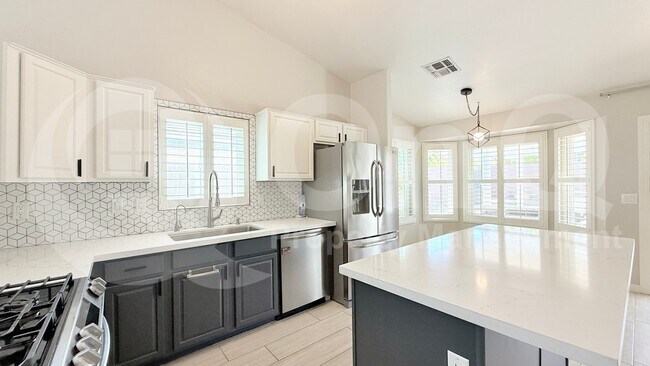 Photo - 1123 E Betsy Ln House