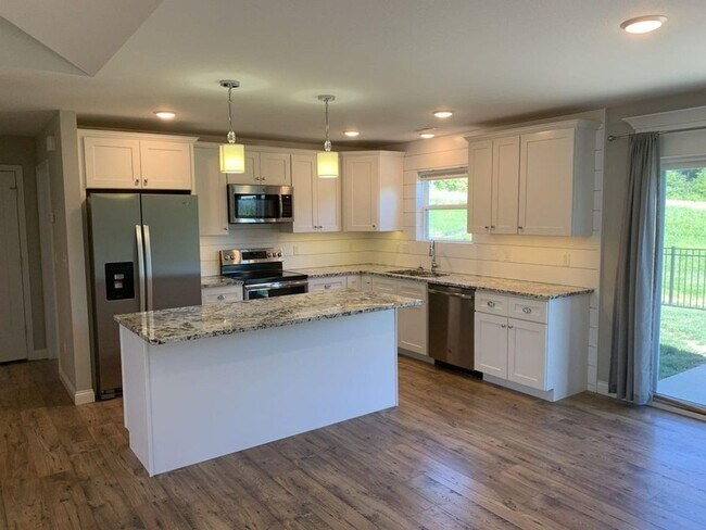 Building Photo - 3 Bed 2.5 Bath House, off Old Plank Rd