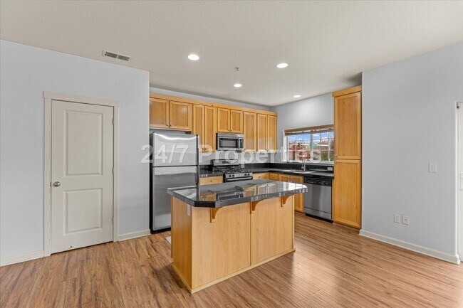 Building Photo - 3 BD I 2.5 BA Beaverton Townhome