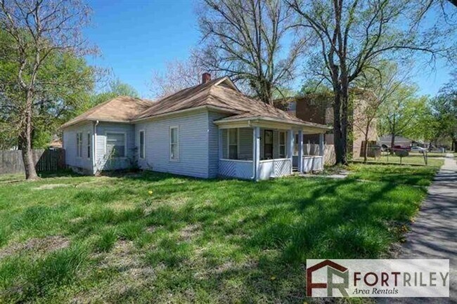 Foto del edificio - Charming Corner lot for rent!