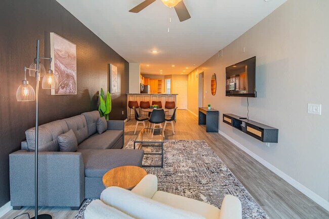 Foto del edificio - 1275 E University Dr