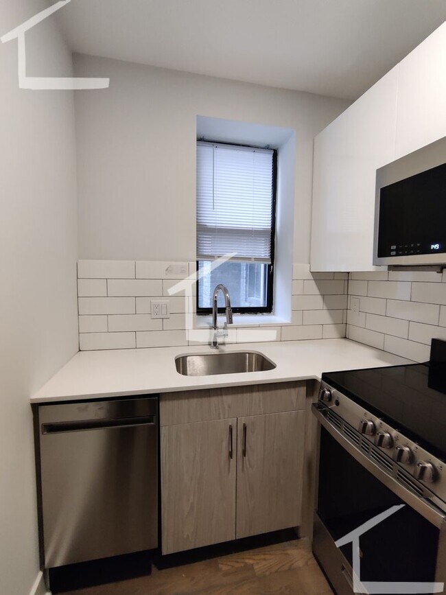 Building Photo - Charming 2 Bedroom