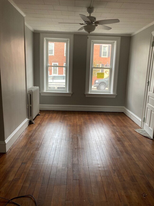 Livingroom - 718 Walnut St