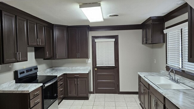 Building Photo - Adorable 3 bedroom, 1 bath home with a lar...