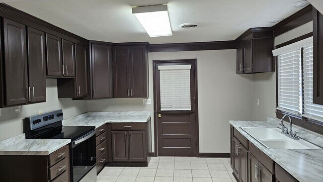 Foto del edificio - Adorable 3 bedroom, 1 bath home with a lar...