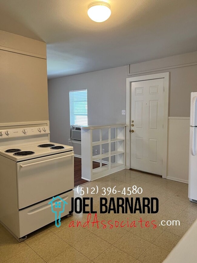 Building Photo - Availably July 12: Charming 3 Bedroom 1 Ba...
