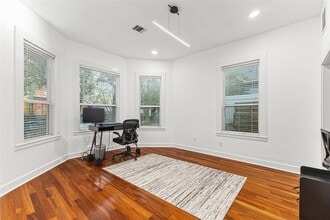 Building Photo - 315 W 9th St