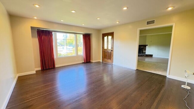Building Photo - 403 S Lupin Ln