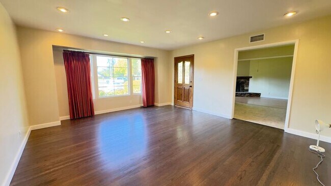 Foto del edificio - 403 S Lupin Ln