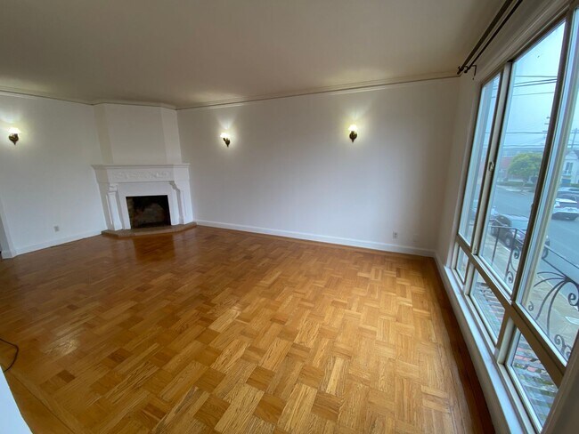 Building Photo - Large 3 Bedroom 1.5 Bath Single Family House in Central Sunset