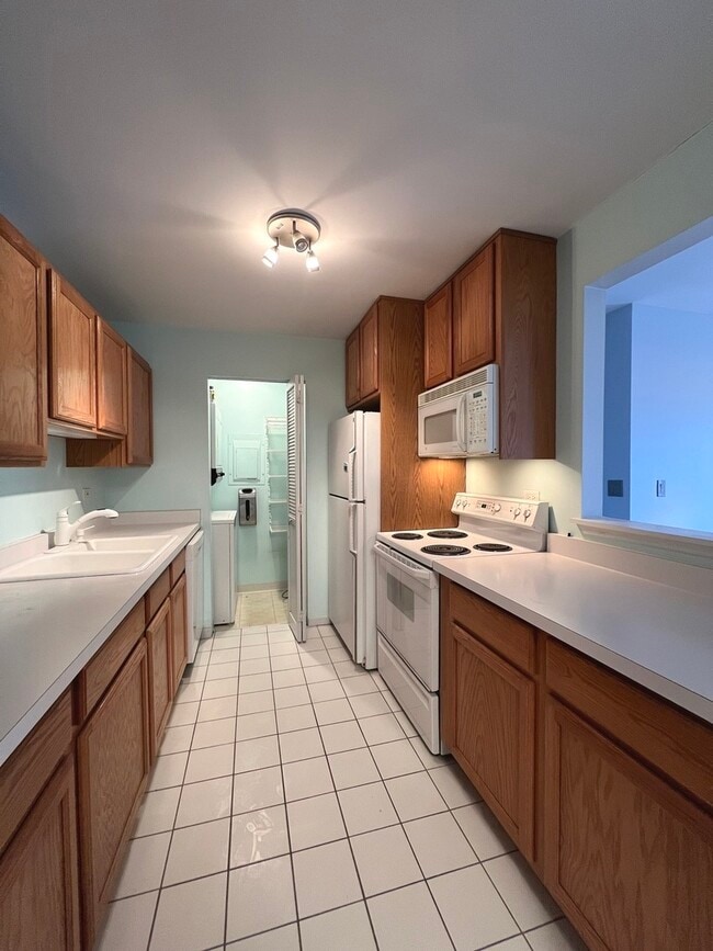 Building Photo - 820 N Lakeside Dr