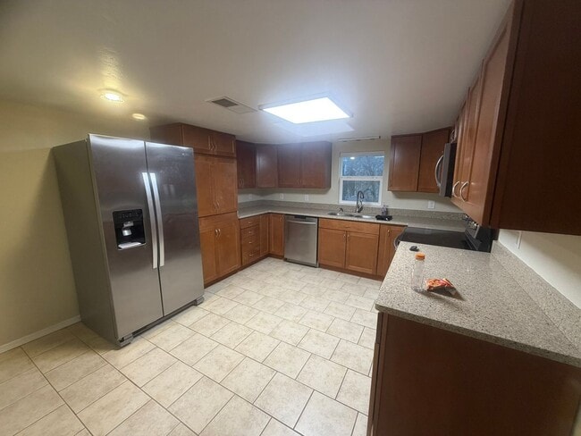 Building Photo - 3 Bed 2 Bath Home