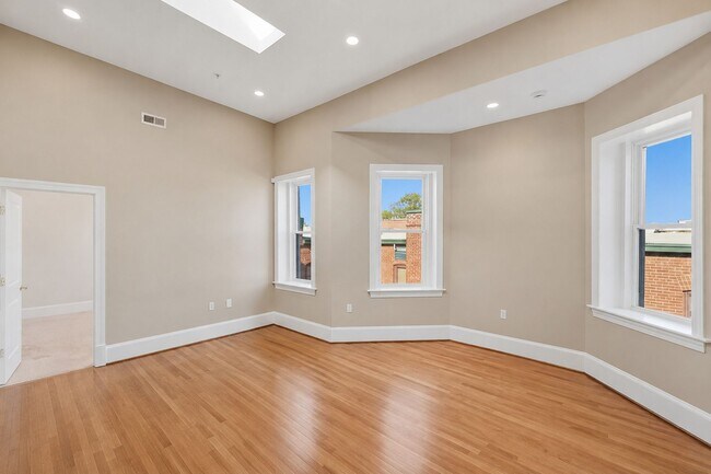 Foto del edificio - Columbia Heights Penthouse Condo | 1 Bed | 1 Bath | 600 Sf