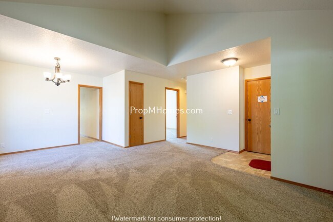 Foto del edificio - Inviting Three Bedroom Ranch In Aloha On Corner Lot - DEPOSIT SPECIAL