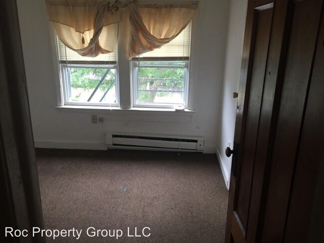 Building Photo - 2 br, 1 bath Apartment - 687 Genesee St