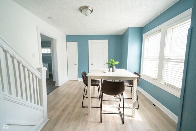 Foto del edificio - Charming 2BR House  - 2 blocks from Univer...