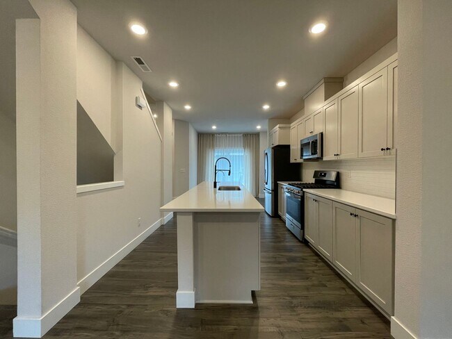Foto del edificio - Beautiful, Bight & Modern 2Bd/2.5Ba Townhome in North Bethany! Two car attached garage, In unit l...