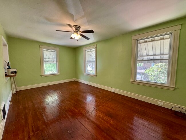 2nd floor living room - 3458 Cheviot Ave