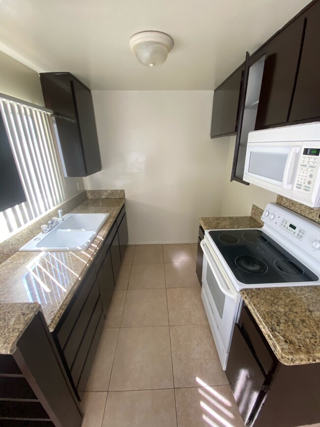 Kitchen - 811 Crenshaw Blvd