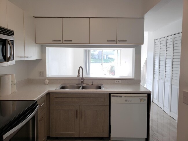 Building Photo - 4963 SW 31st Terrace