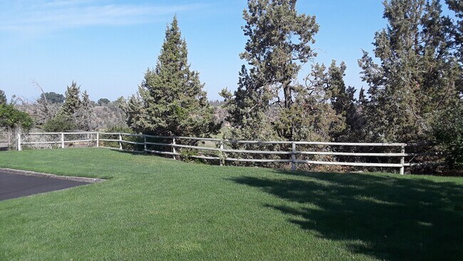 Building Photo - Very private home overlooking Smith Rock, ...