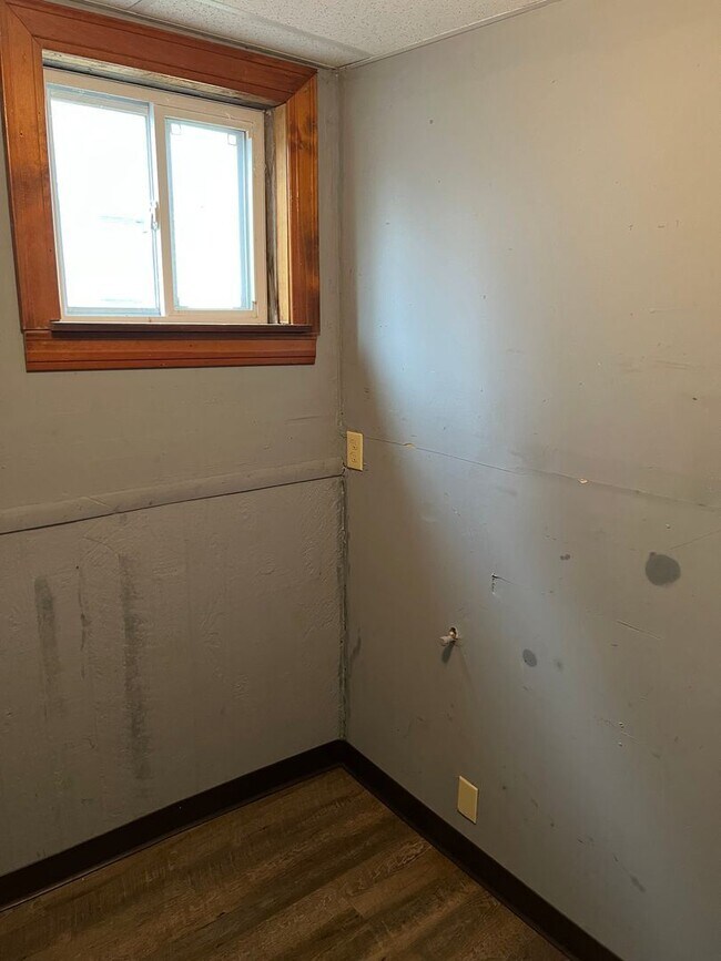 Building Photo - 4 br, 1 bath House - 903 W. 9th St