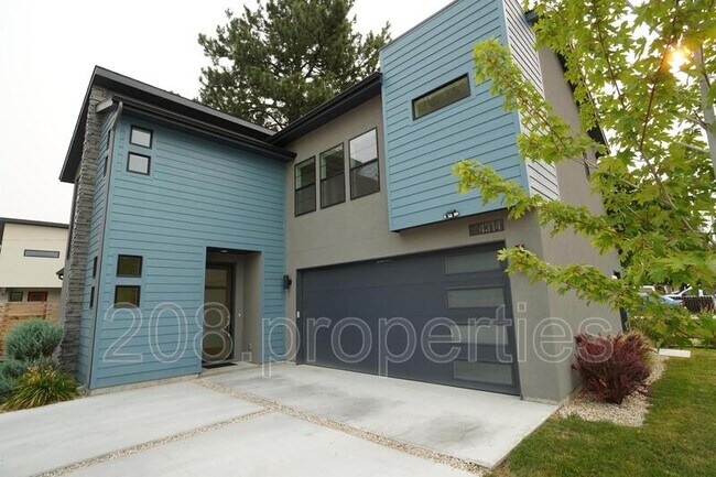 Building Photo - 4314 W Clark St