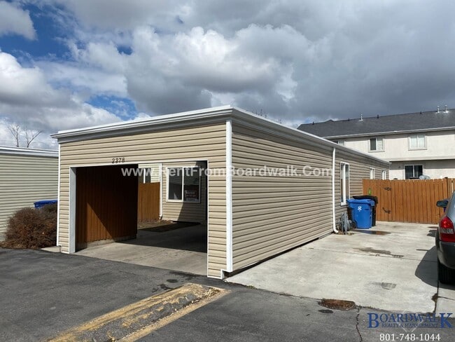 Foto del edificio - Updated 3 Bedroom Home With Fully Fenced Y...