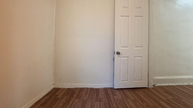 Building Photo - Charming 3-Bed Port Richmond Row Home