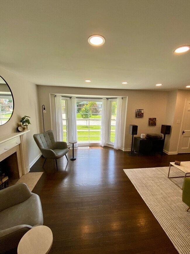 Building Photo - 4 Bedroom Single Family Home in University...