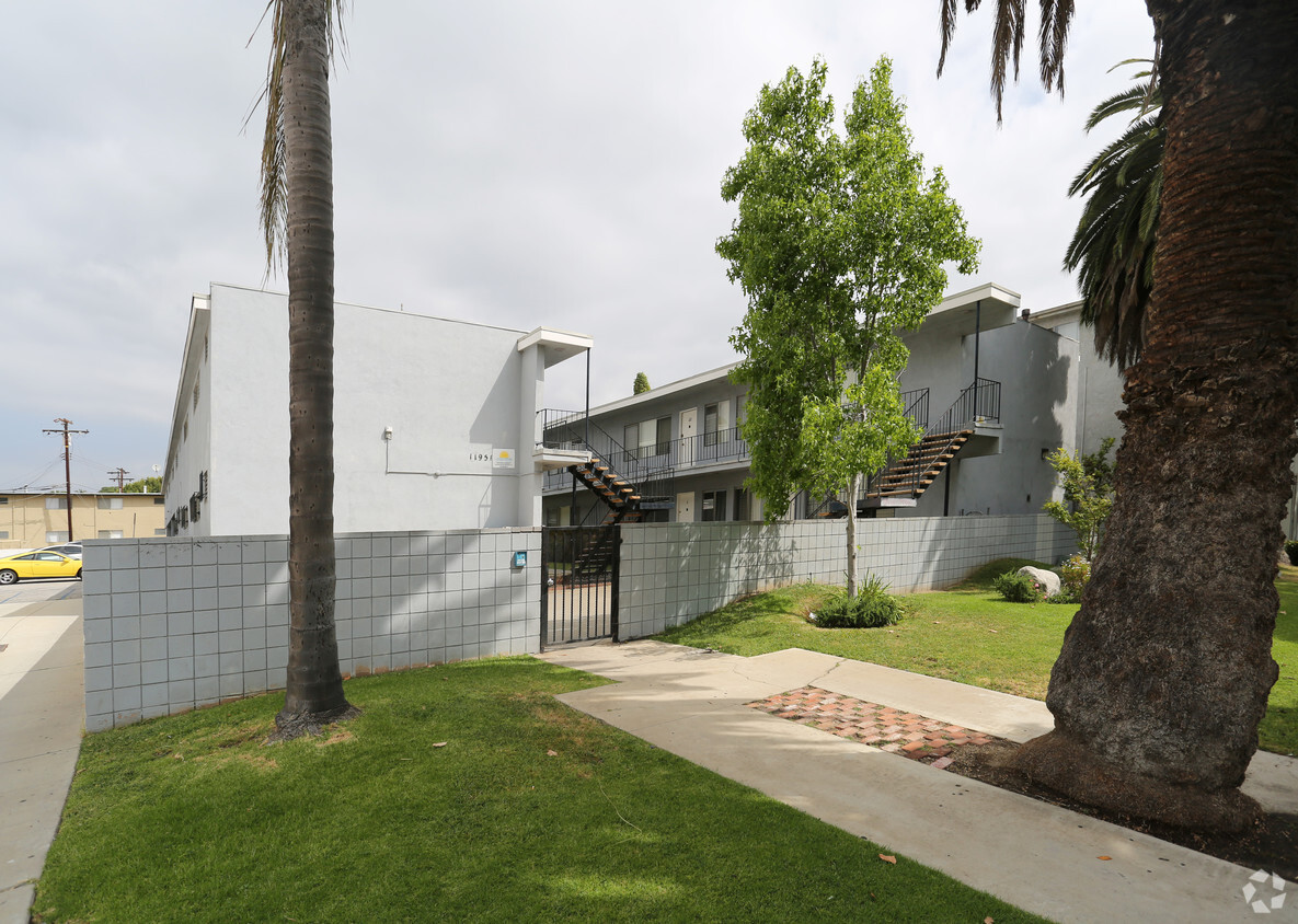 Primary Photo - 11951 Venice Blvd