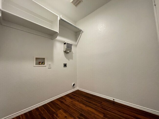 Foto del edificio - 3/2/2 Beautiful floors & patio