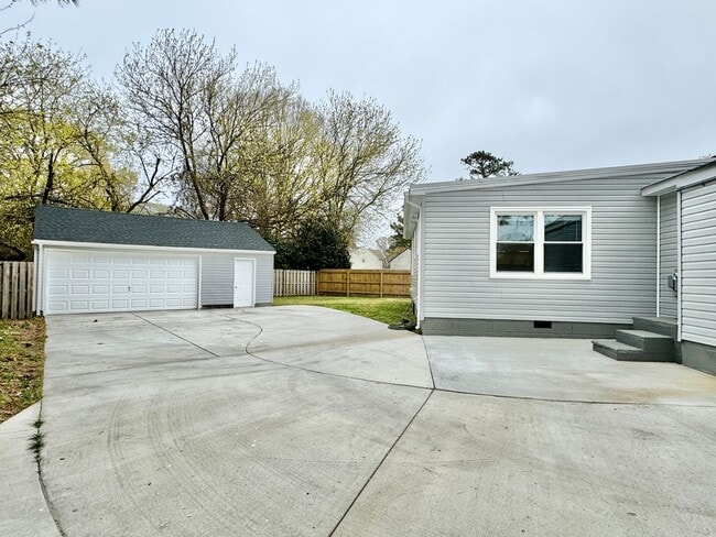 Building Photo - Immaculate First-Time Rental Available 05-...
