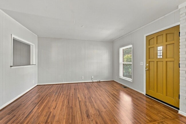 Building Photo - 634 James Ave