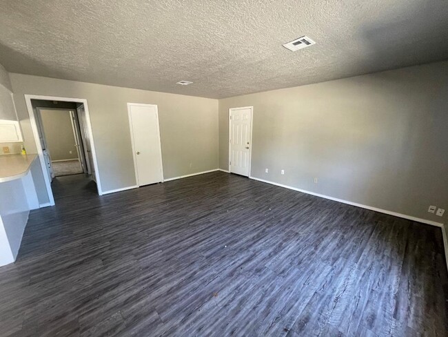 Building Photo - 2 Bed 1 Bath Duplex Available NOW!!!