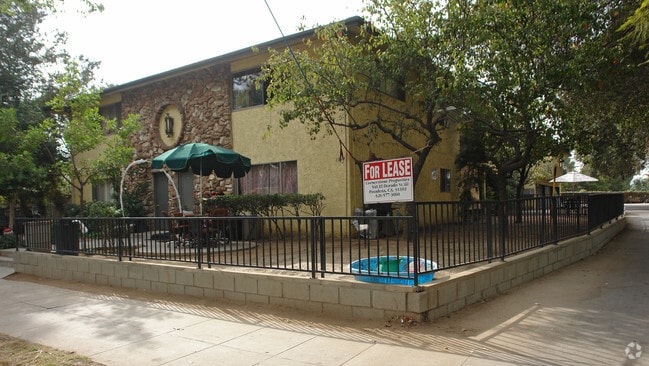 Foto del edificio - 1599 N Raymond Ave