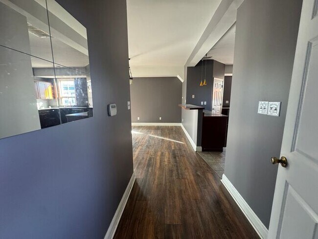 Building Photo - Must see 2 bed 2 bath!