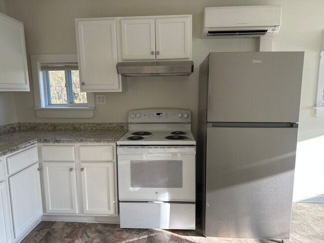 Building Photo - 2 Bedroom 1 Bath cottage with Lake View!