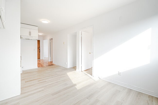 Building Photo - 5651 Boul Henri-Bourassa E