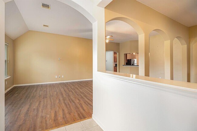 Foto del edificio - 6410 Larrycrest Dr