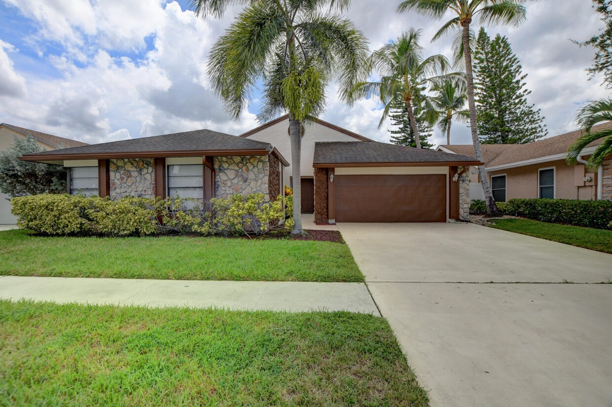 Foto principal - 20995 Country Creek Dr