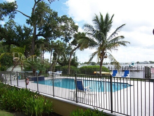 Foto del edificio - 3 Bed/3 Bath