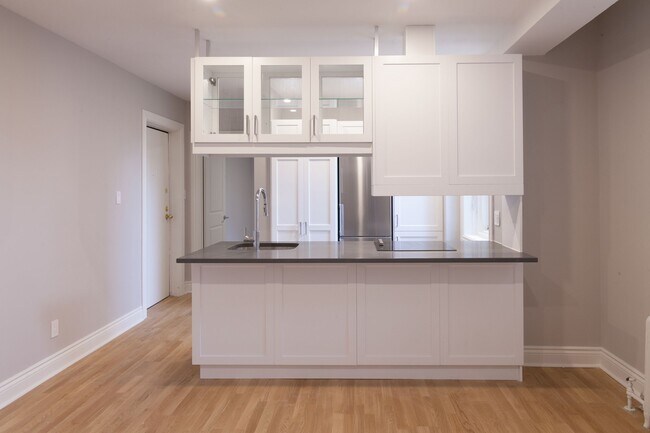 Building Photo - 4557 Rue Sherbrooke O