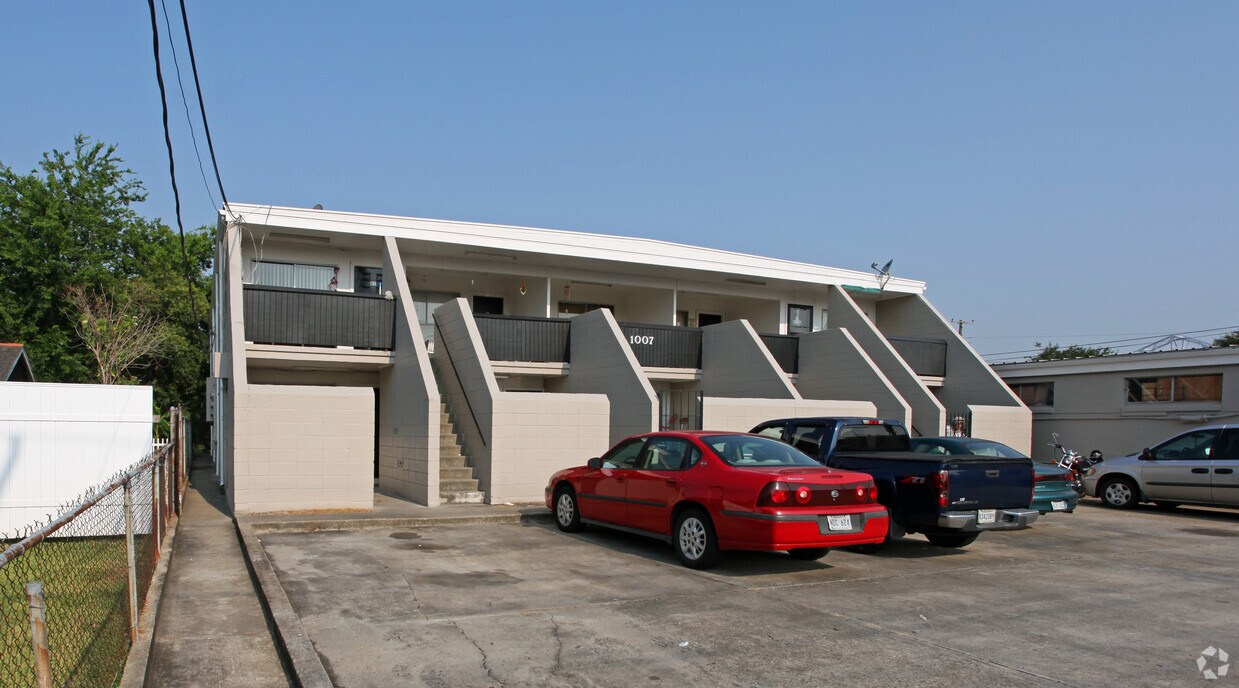 Primary Photo - 1007 Hancock St