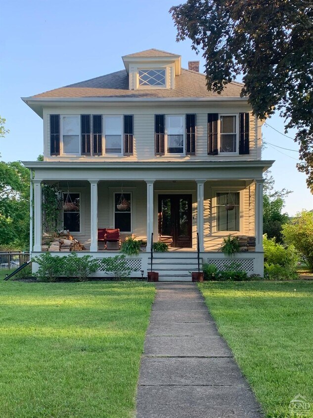 Primary Photo - 245 Main St