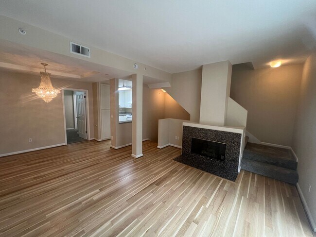 Building Photo - Beautiful 3/3 TH, Sunnyvale Schools, Close...