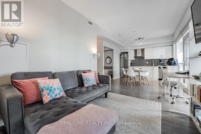 Building Photo - 352 Front St W